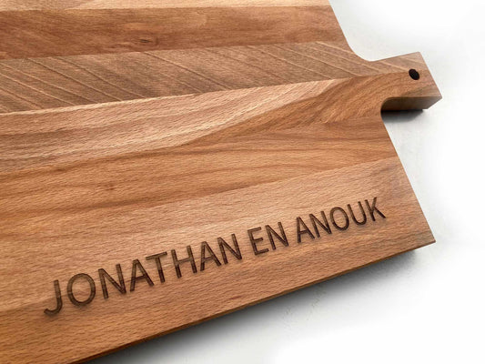 Gepersonaliseerde Borrelplank met Naam Graveren: Het Perfecte Cadeau - houtensnijplankenmetlogo.nl