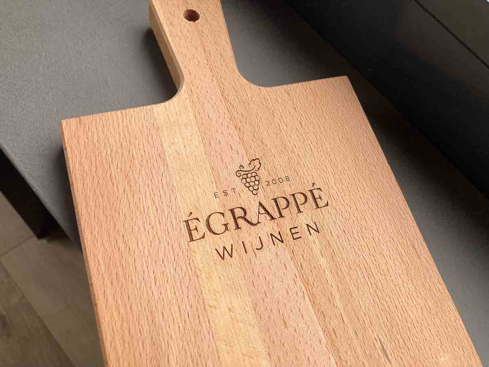 Houten borrelplank met bedrijfslogo