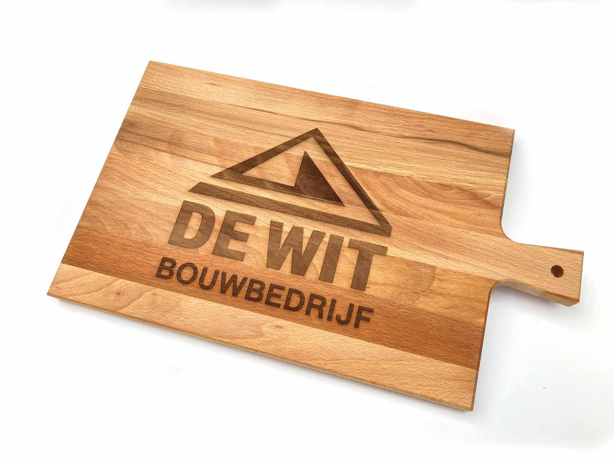 Houten plank met gegraveerd logo